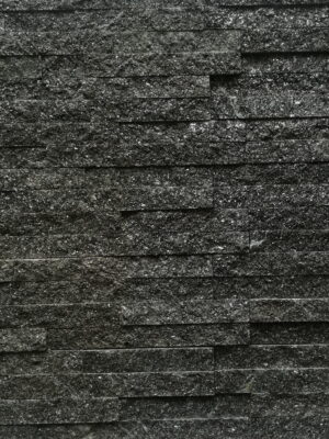 Kamień elewacyjny-dekoracyjny kwarcytowy czarny Stackstone Black 10x36x0,8-1,3 cm