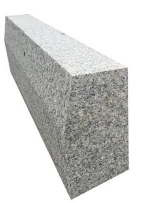 Krawężnik granitowy 15x30 cm ze skosem góra płomieniowana