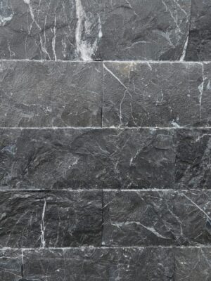 Kamień elewacyjny split z szarego marmuru Black Silk wykończenie łupane