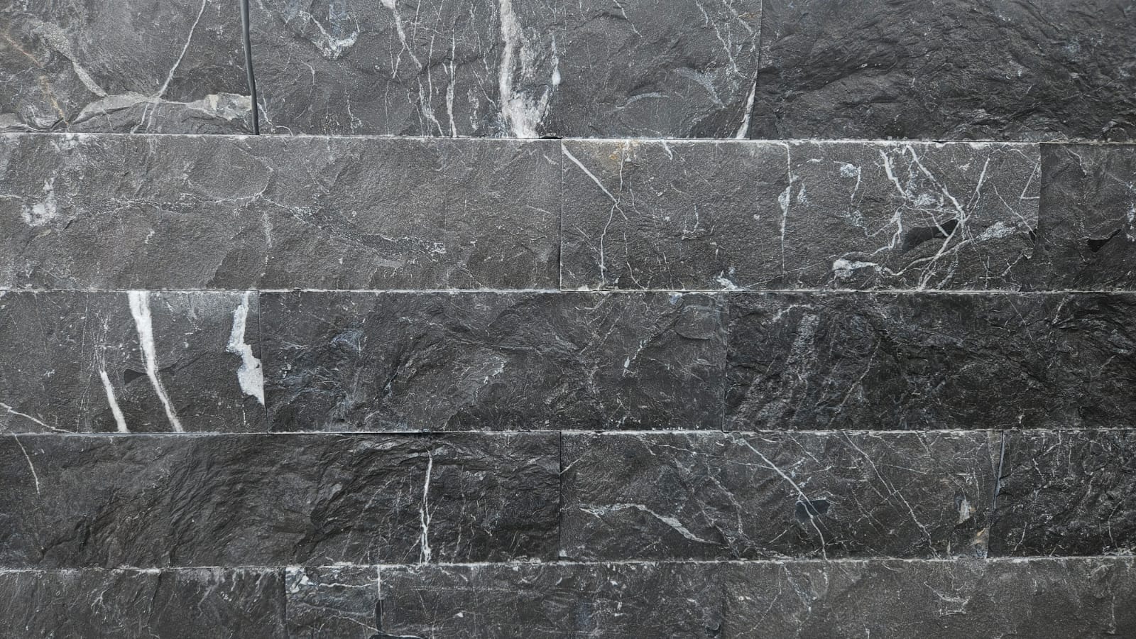 Kamień elewacyjny split z szarego marmuru Black Silk wykończenie łupane