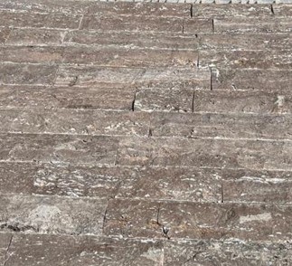 Kamień elewacyjny split z szaro brązowego trawertynu silver brown wykończenie łupane
