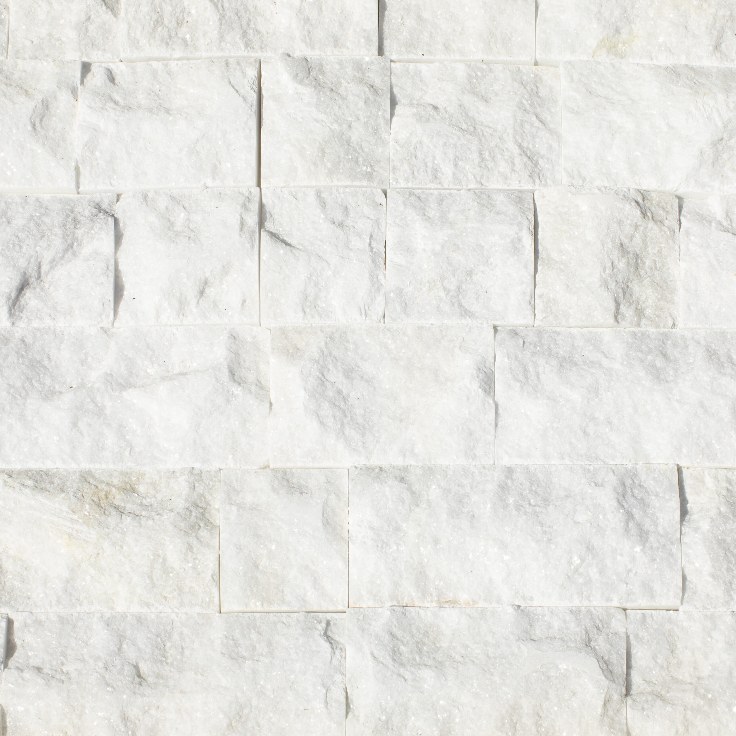 Kamień elewacyjny split z białego marmuru Bianco Neve wykończenie łupane 7xFLEx3cm - obrazek 4