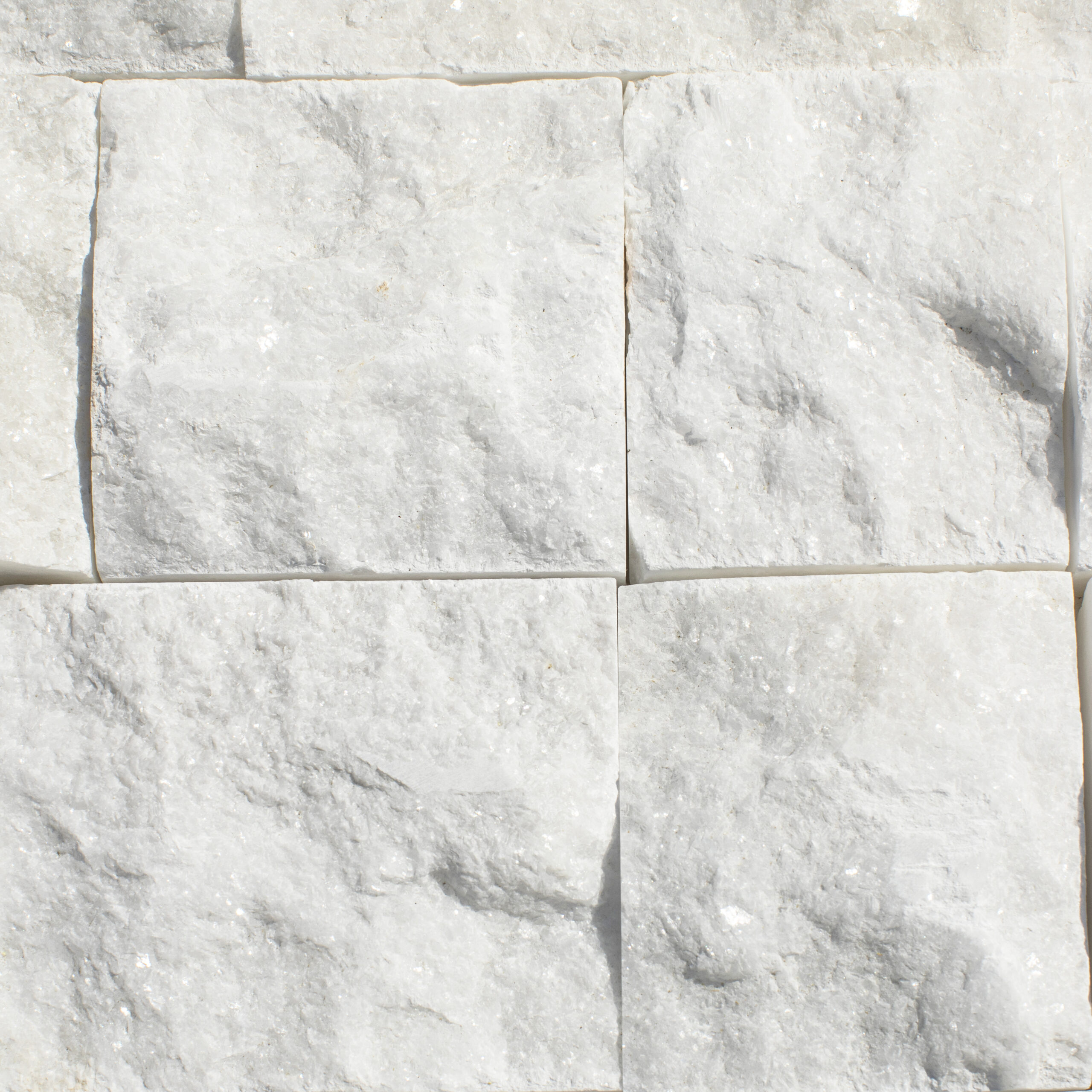 Kamień elewacyjny split z białego marmuru Bianco Neve wykończenie łupane 7xFLEx3cm - obrazek 3