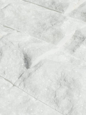 Kamień elewacyjny split z białego marmuru Bianco Neve wykończenie łupane 7xFLEx3cm