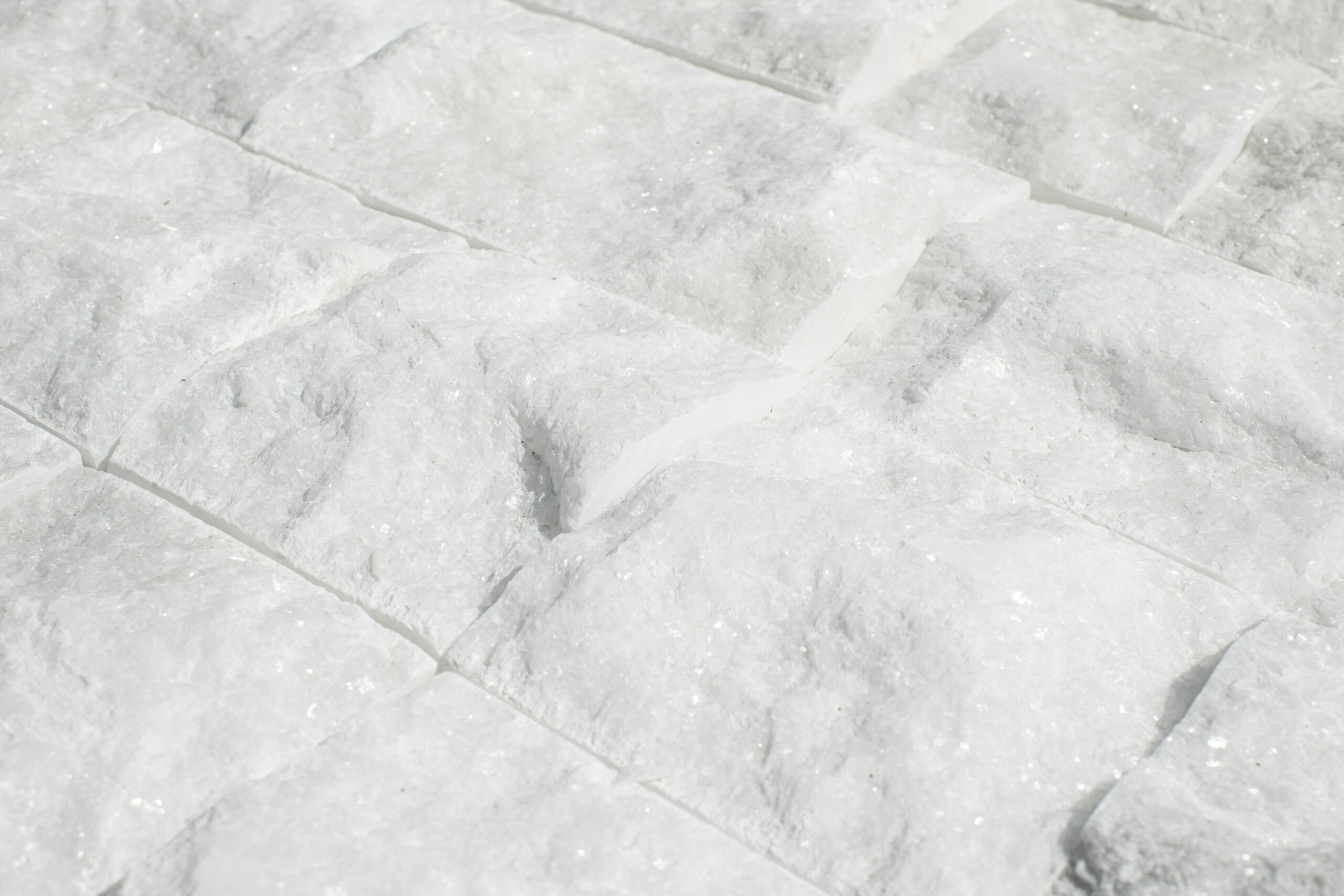 Kamień elewacyjny split z białego marmuru Bianco Neve wykończenie łupane 7xFLEx3cm