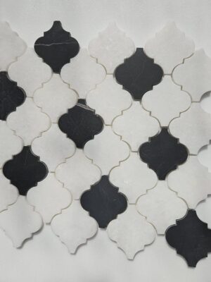 Mozaika marmurowa arabeska z białego marmuru Bianco Neve i czarnego Black Silk, grubość plastra 1 cm, wykończenie satyna