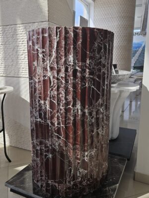 Umywalka marmurowa z bordowego marmuru Rosso Levanto w rozmiarze 49x49x85 cm  cm, wykończenie satynowe