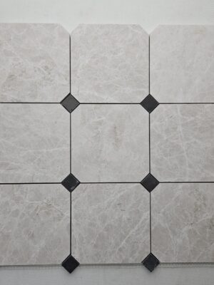Mozaika marmurowa Big octagon z elementów ośmiokątnych z beżowego marmuru Vanilla Papilon i brązowych kwadracików Pietra Grey, grubość 1 cm, wykończenie satynowe