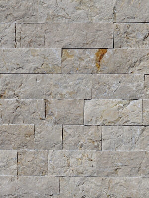 Kamień elewacyjny split z beżowego marmuru beige crystallino wykończenie łupane