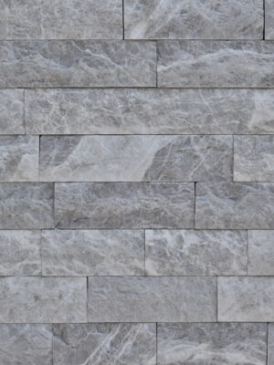 Kamień elewacyjny split z szarego marmuru nordic grey wykończenie łupane