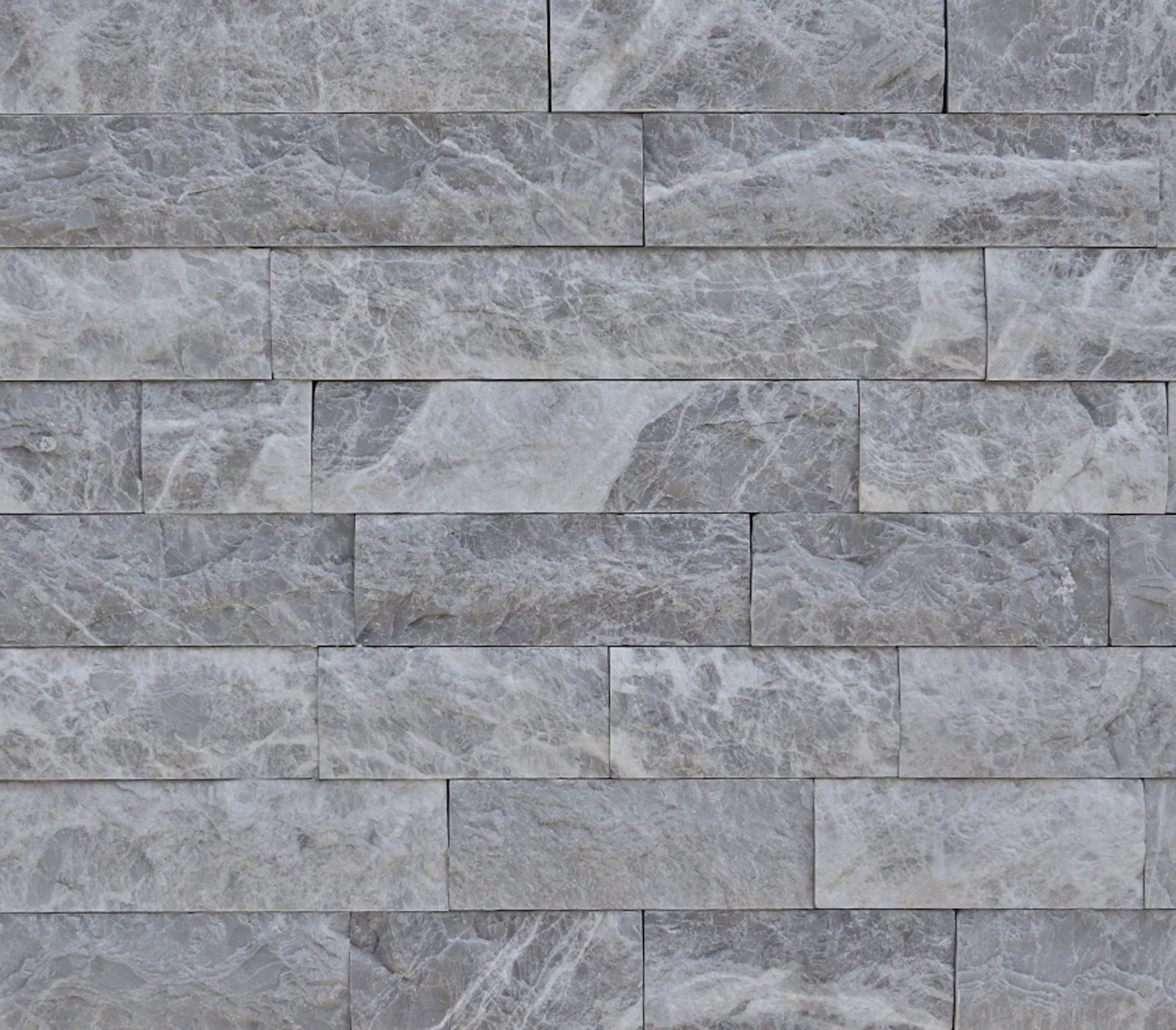 Kamień elewacyjny split z szarego marmuru nordic grey wykończenie łupane