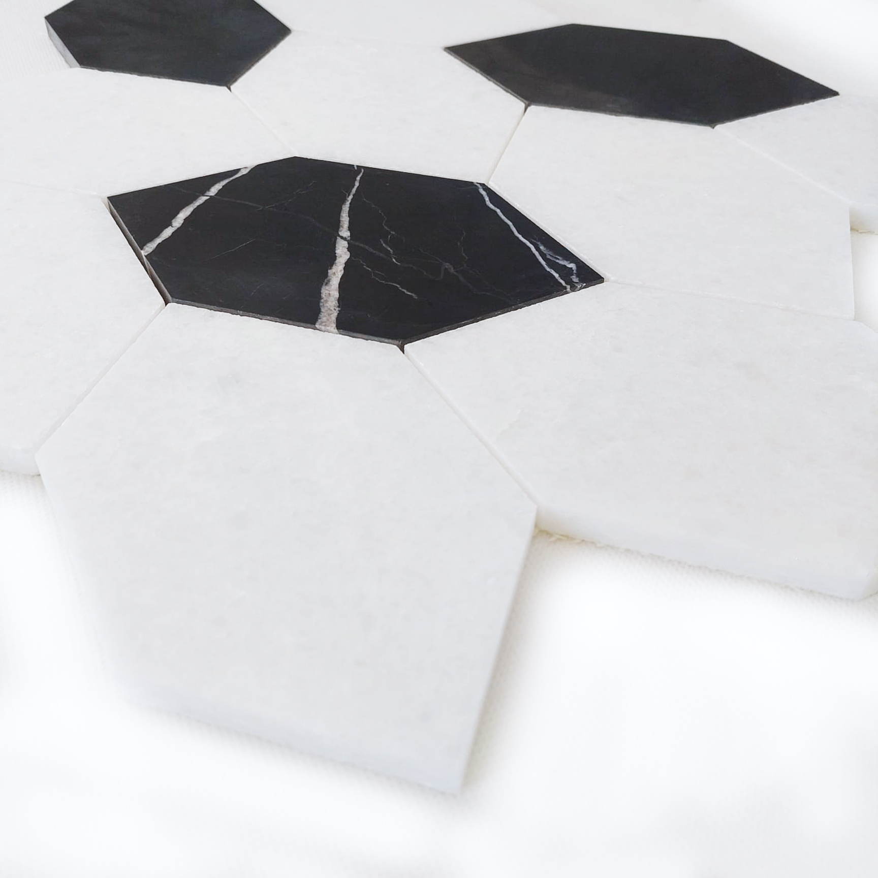 Mozaika marmurowa leafe z białego marmuru Bianco Neve i czarnego Black Silk, grubość plastra 1 cm, wykończenie szlifowane - obrazek 3