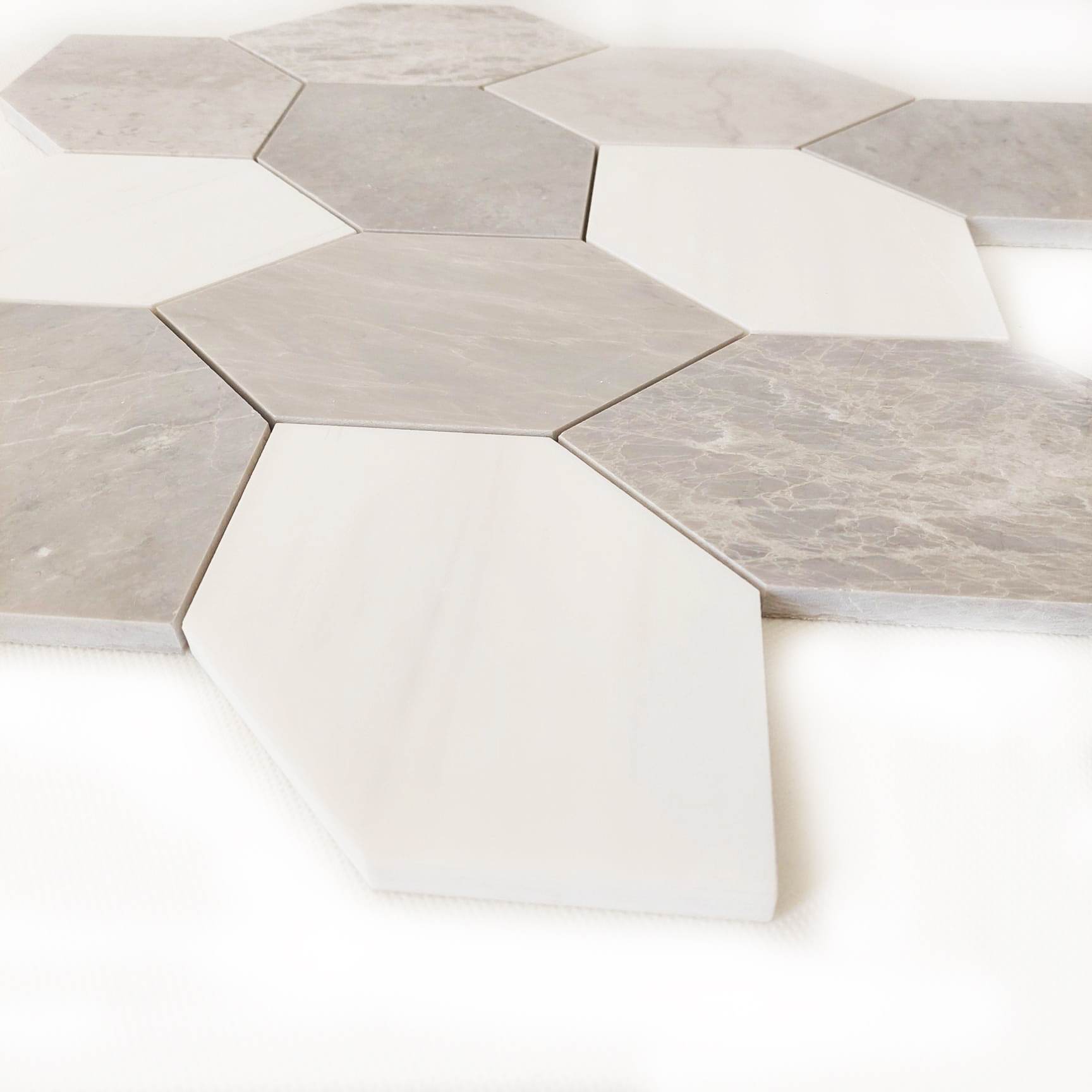 Mozaika marmurowa leafe z białego marmuru Glacier White i szarego Nordic Grey, grubość plastra 1 cm, wykończenie szlifowane - obrazek 3
