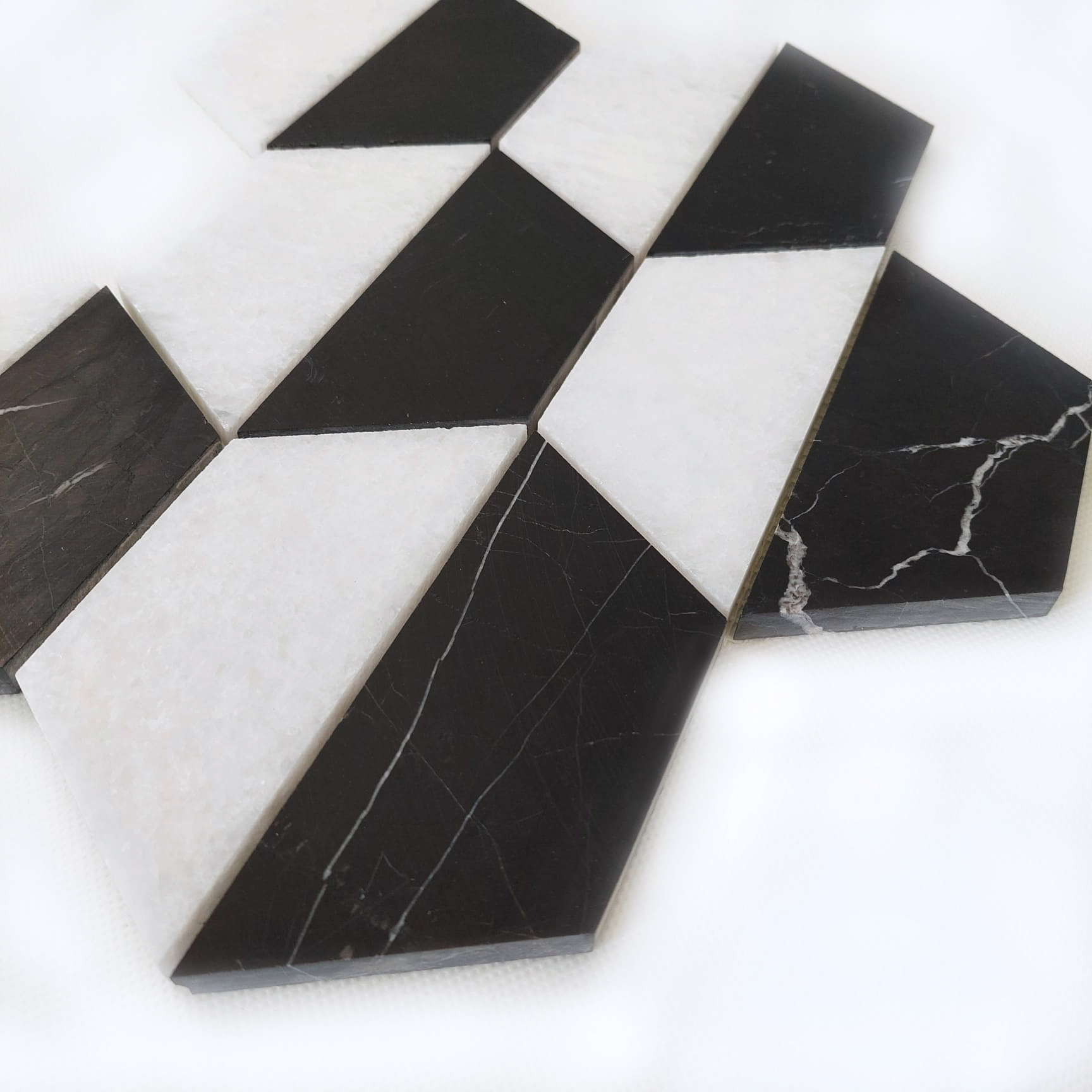 Mozaika marmurowa hexagon z białego marmuru Bianco Neve i czarnego Black Silk, grubość plastra 1 cm, wykończenie szlifowane - obrazek 3