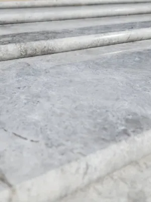 Stopień marmurowy Tundra Grey polerowany z bullnose 135x33x3 cm